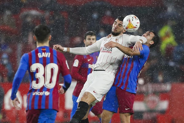 El Barcelona se enfrenta al Sevilla FC de 10 jugadores pero cuesta ganar